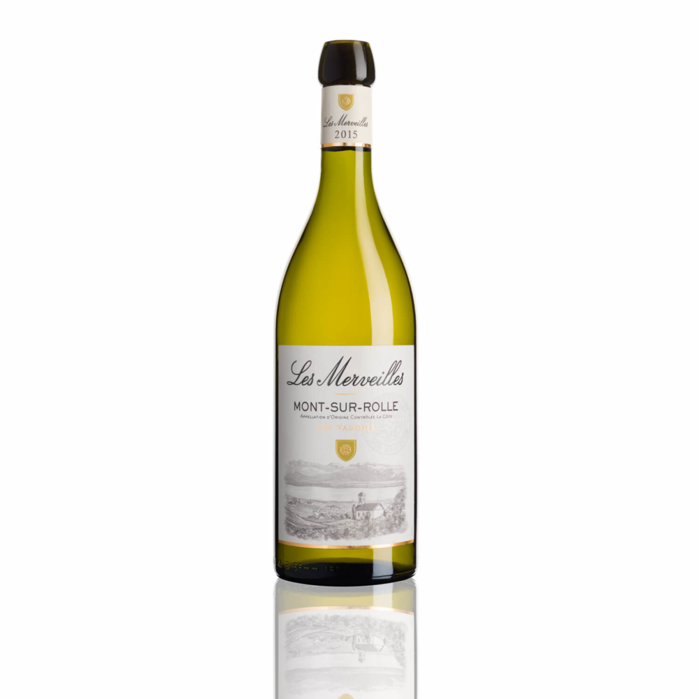 Une bouteille de vin de mont-sur-rolle « les merveilles » 2015 est présentée sur fond blanc. Il porte une étiquette blanche avec une photo de paysage viticole.
