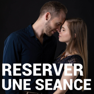 Une photo montrant un homme et une femme se touchant le front, affichant leur amour. La mention « réserver une séance » apparaît sur l'image, faisant allusion à une annonce de réservation.