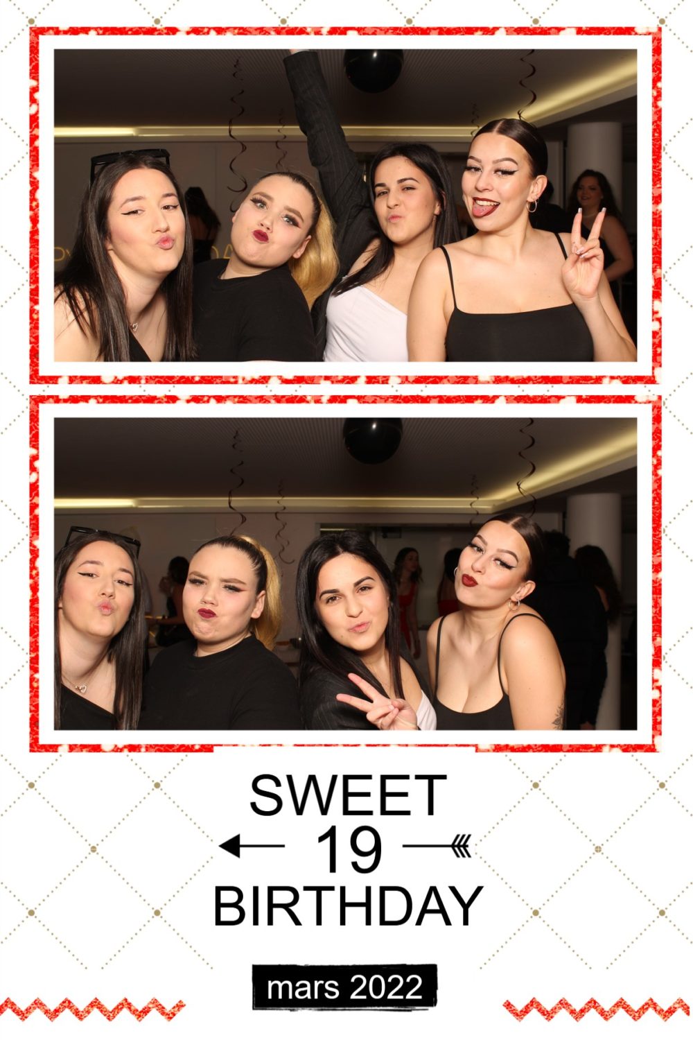 location de photobooth location de photomaton location de borne à selfie Slika Photography 2 Quatre filles posent de manière ludique dans un cadre photobooth « doux 19 anniversaire, mars 2022 ». Ils font des grimaces et font un signe de paix.