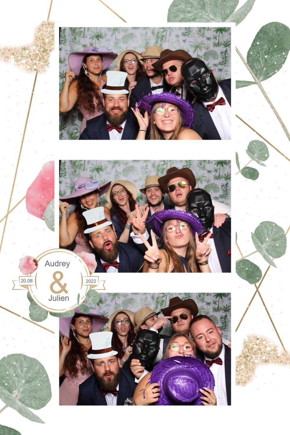 location de photobooth location de photomaton location de borne à selfie Slika Photography 3 Un collage de photos d'un mariage montre six adultes heureux portant des chapeaux et des accessoires amusants. Ils sont entourés de décorations végétales et pailletées. Les prénoms « Audrey & Julien » et l'année « 2022 » figurent également sur les images.