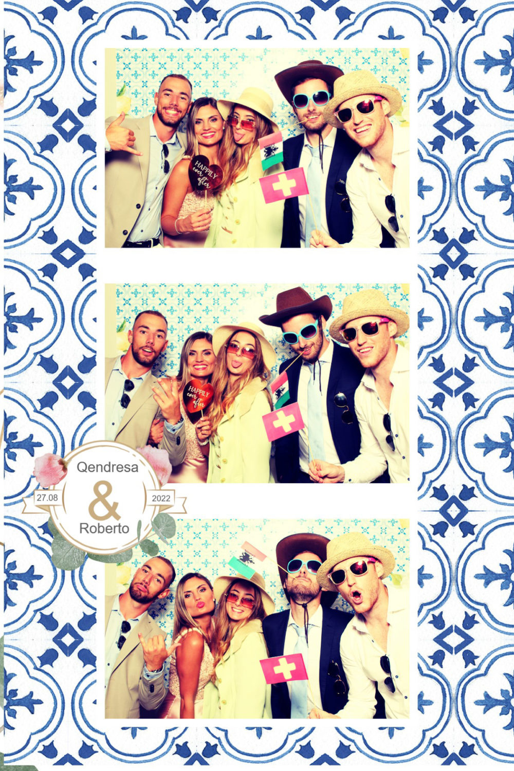 location de photobooth location de photomaton location de borne à selfie Slika Photography 6 Un collage d'images provenant d'un photomaton de mariage montre quatre amis en vêtements et accessoires de fête. La toile de fond présente des motifs carrelés bleus. En bas, il est écrit « Gendresa & Roberto 2022.