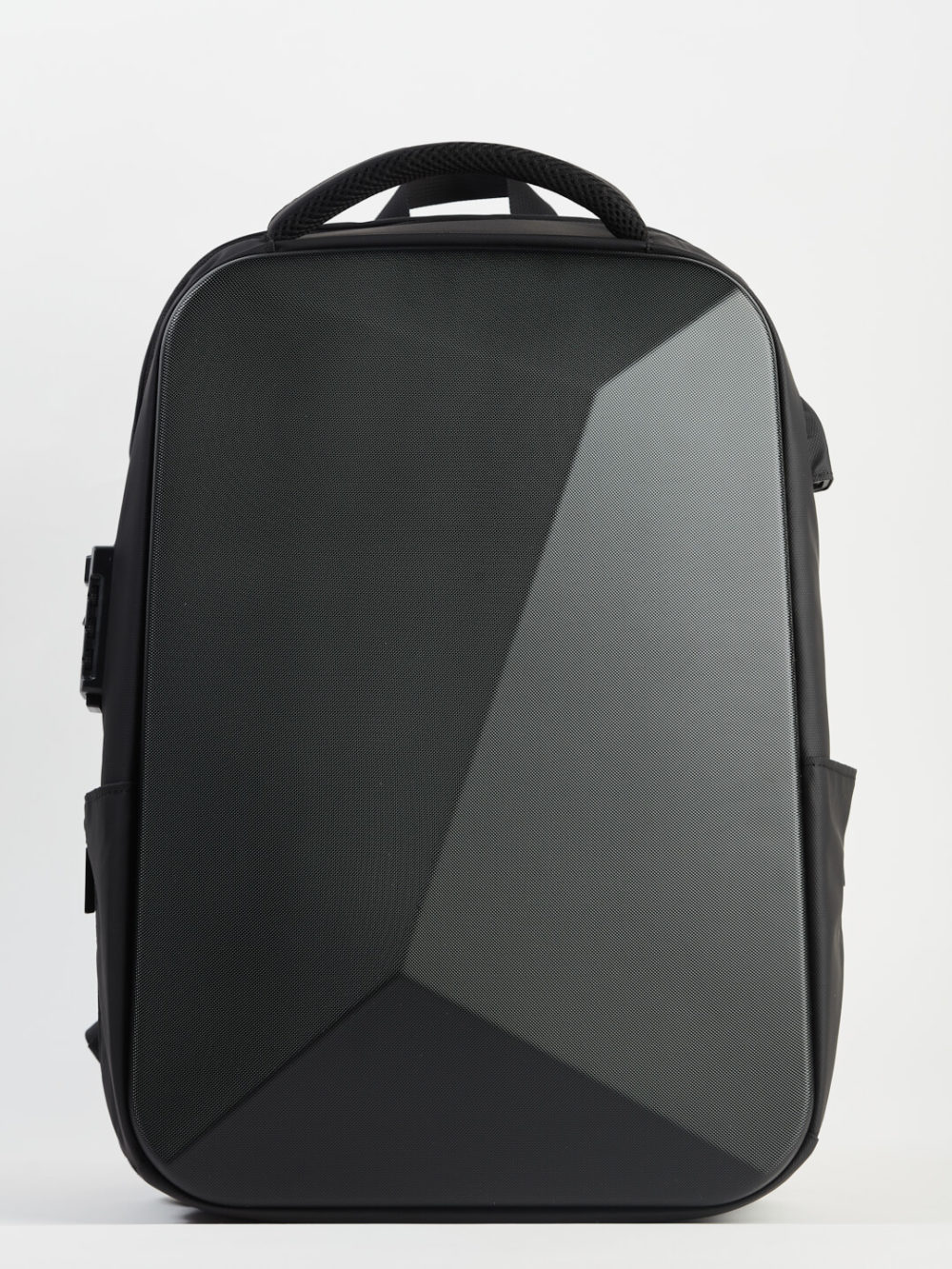Il s'agit d'un sac à dos moderne de couleur noire et à coque rigide. Il présente une surface texturée et un design élégant. Il comporte également une poignée sur le dessus et des poches latérales, disposées sur un fond blanc.