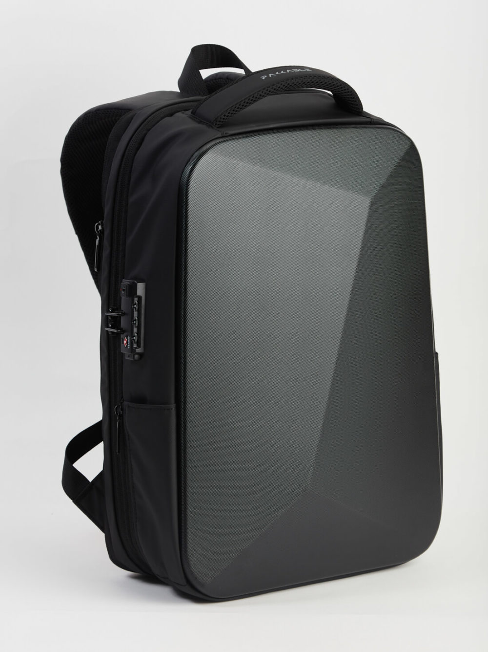 Un sac à dos noir simple et moderne avec un panneau texturé gris, doté d'une fermeture éclair sécurisée et d'une poignée solide.