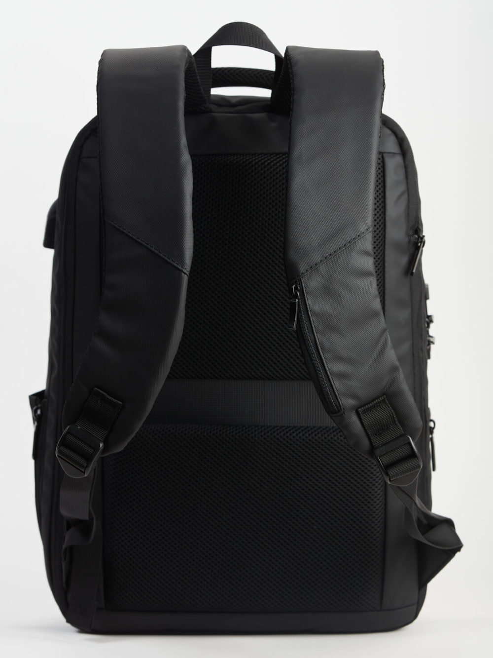 Un sac à dos noir avec diverses poches et bretelles réglables, représenté sur fond blanc.