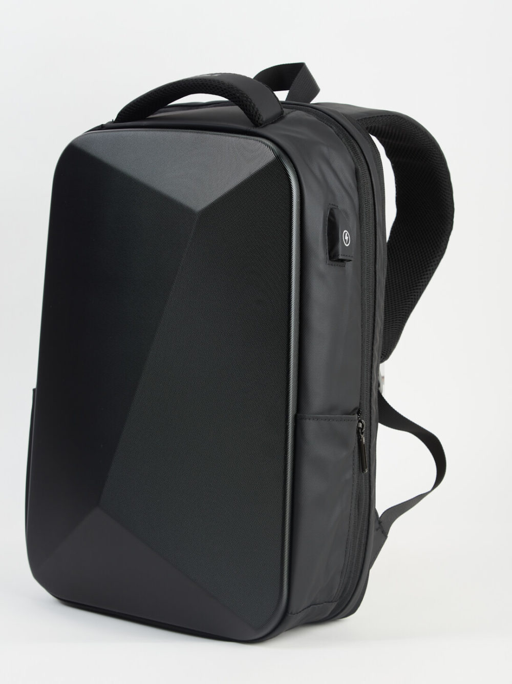 Un sac à dos noir élégant avec un design géométrique moderne sur fond blanc. Il présente un extérieur lisse, une poche extérieure zippée et des bretelles rembourrées.